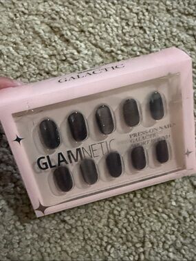 Press on nails by GLAMNETIC